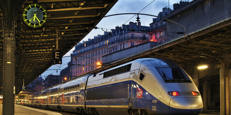 closest train station from property UN CHATEAU EN PROVENCE