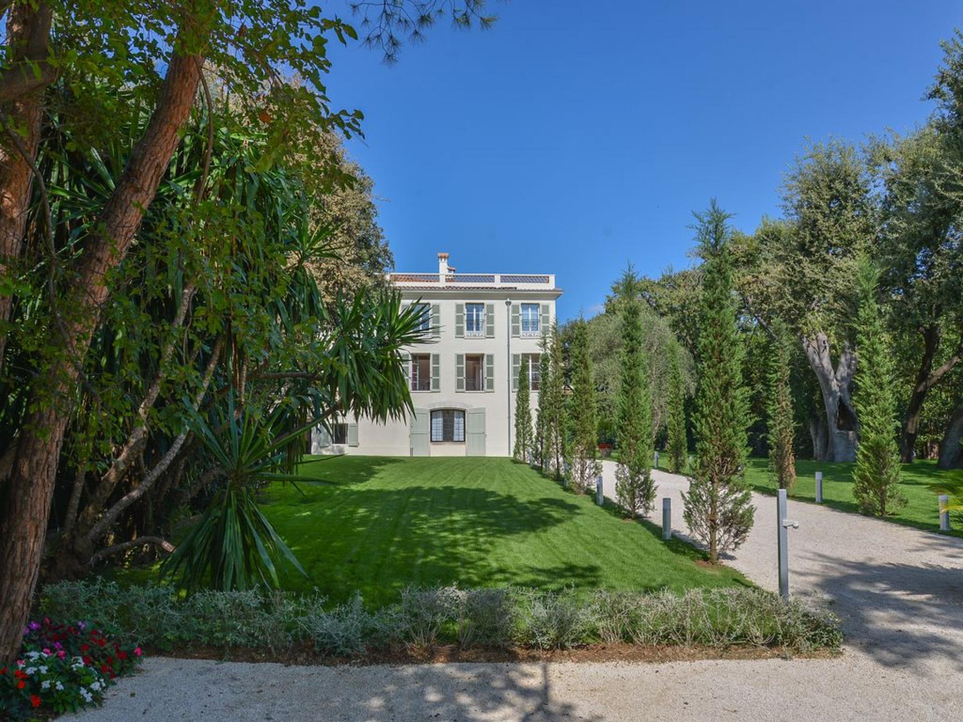 UNE VILLA A ANTIBES