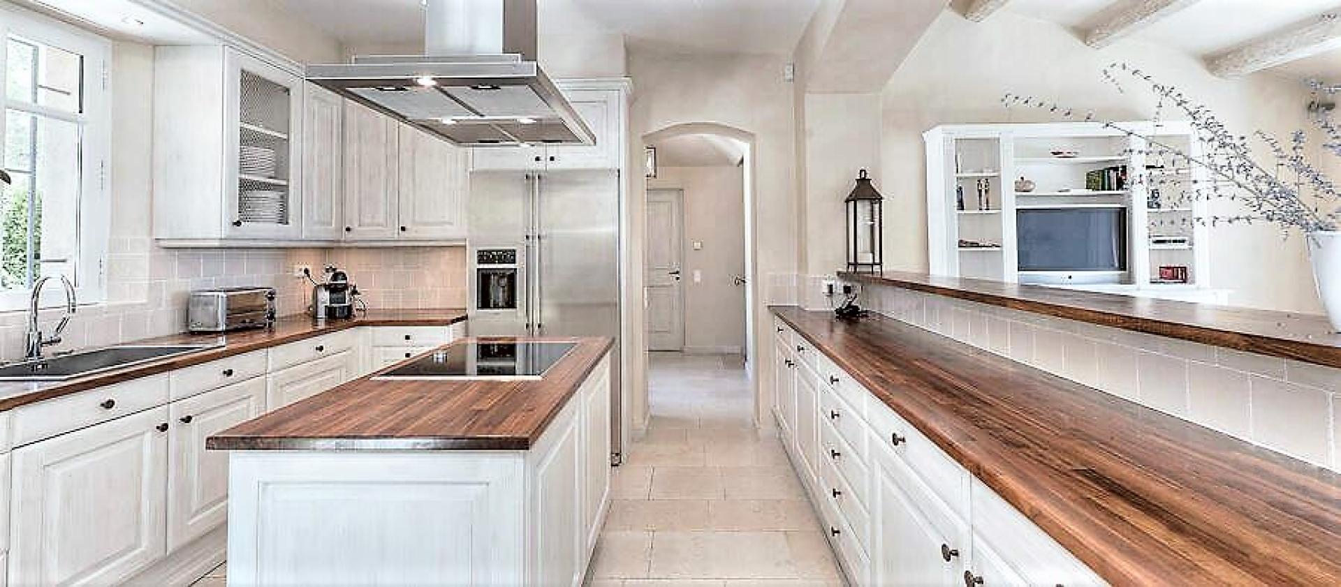 Very well equipped kitchen in a villa to rent for holidays in Saint Tropez
