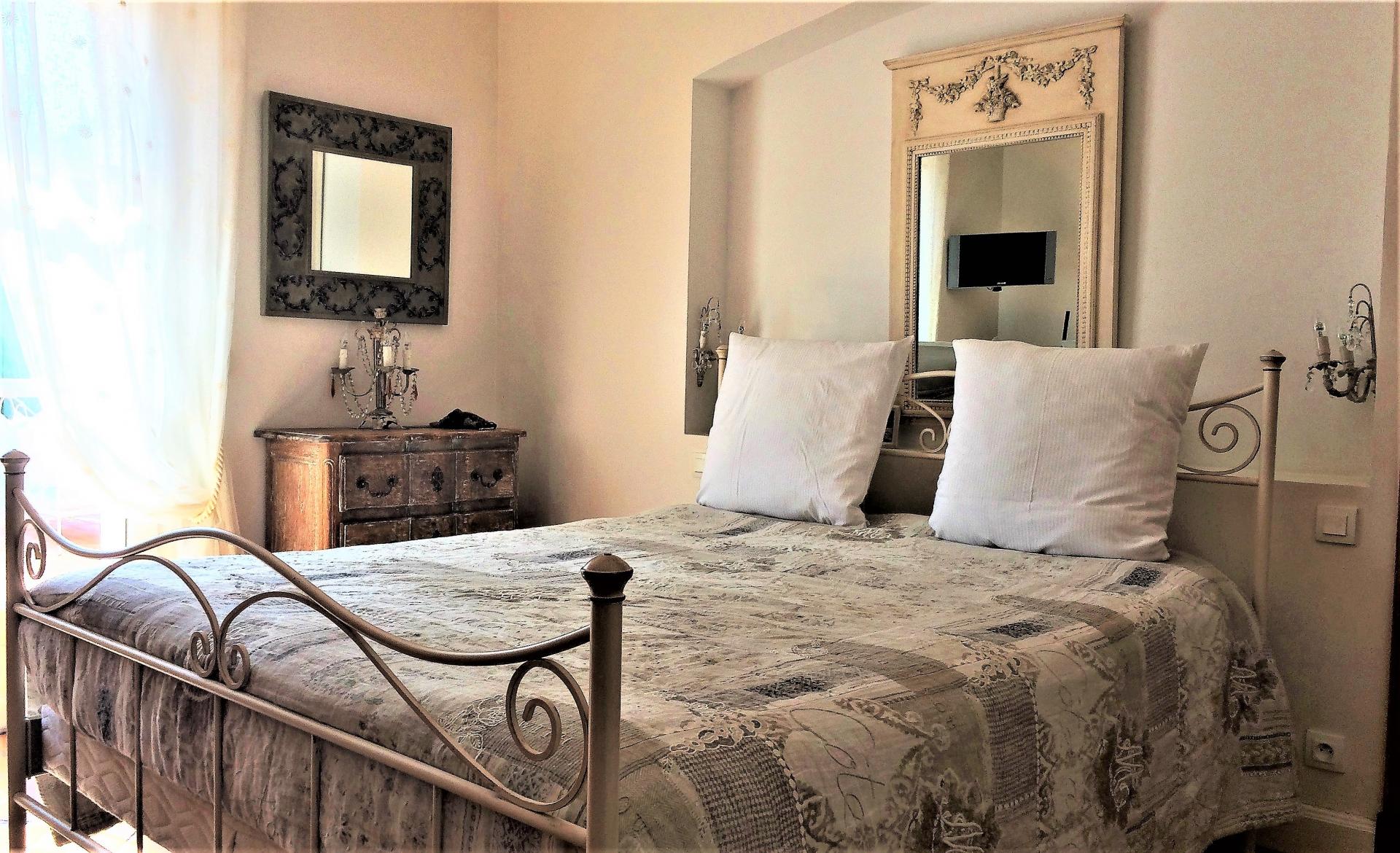 THE PROVENCAL STYLE GIVES A NICE ATMOSPHERE TO THE BEDROOM