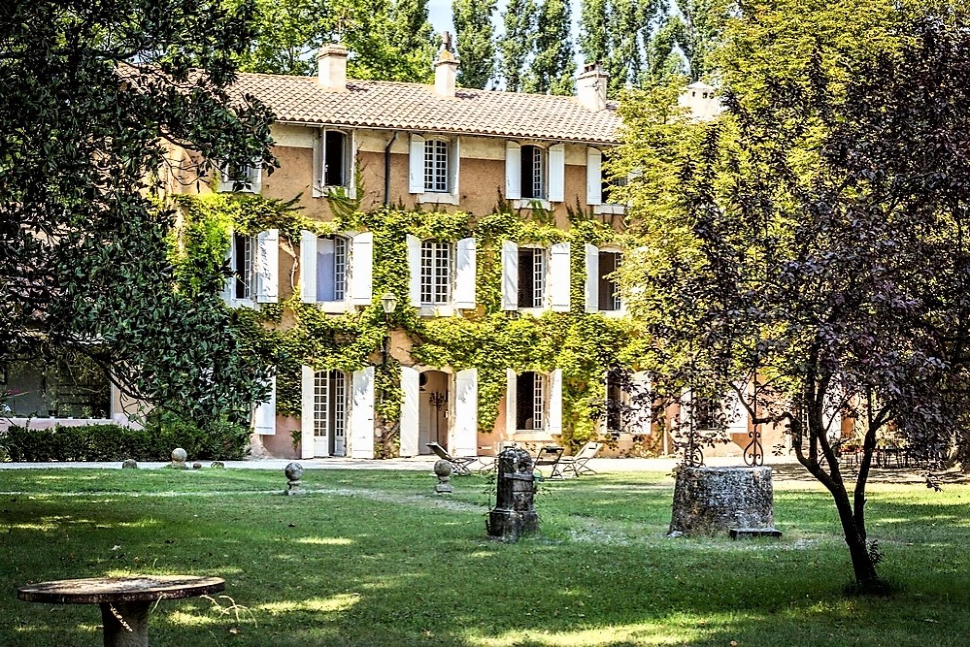 Villa BASTIDE DE LA SORGUE, A VERY CHARMING RENTAL FOR YOUR HOLIDAYS OR WEDDINGS