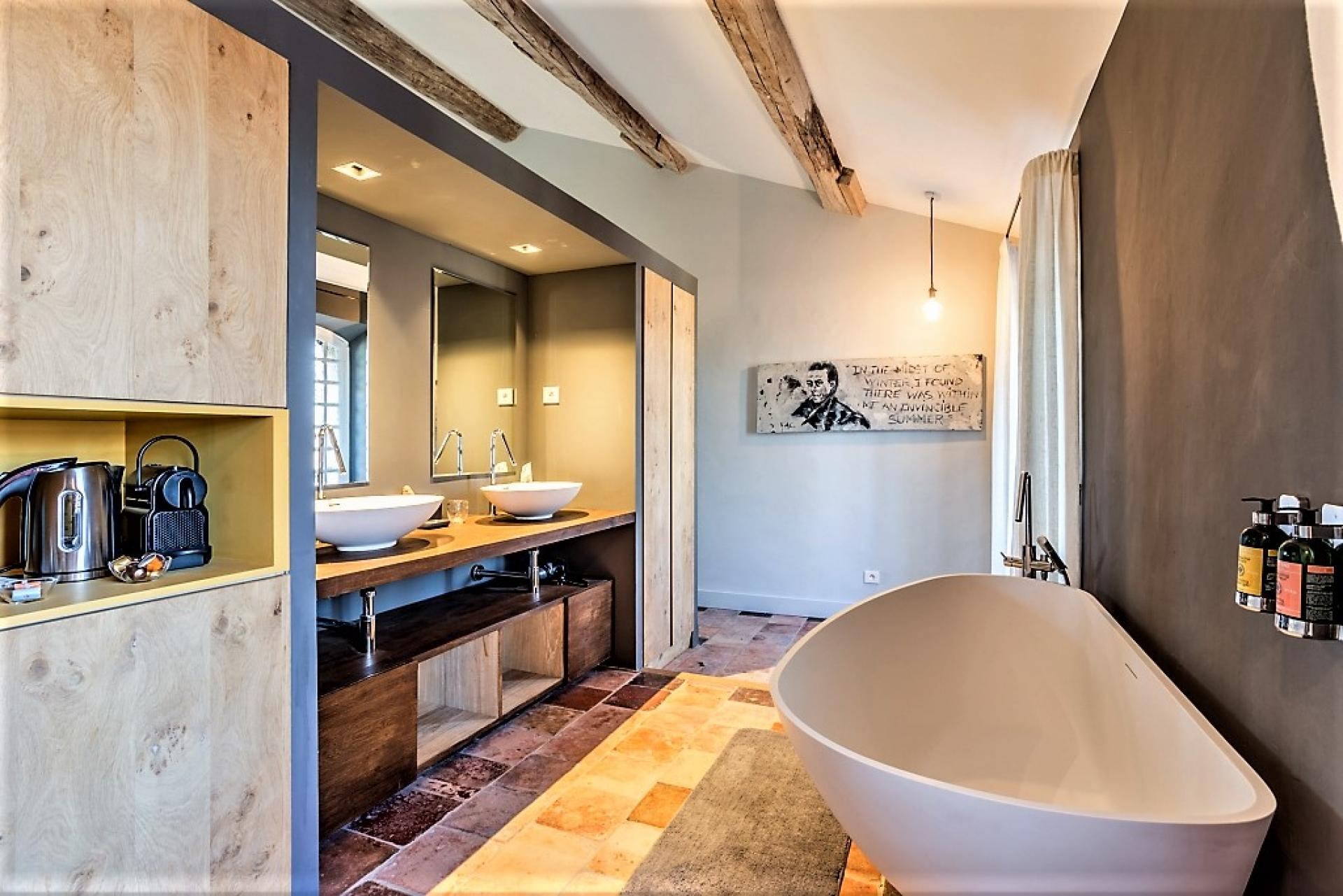 A BATHROOM IN AN HOLIDAY VILLA RENTAL IN PROVENCE