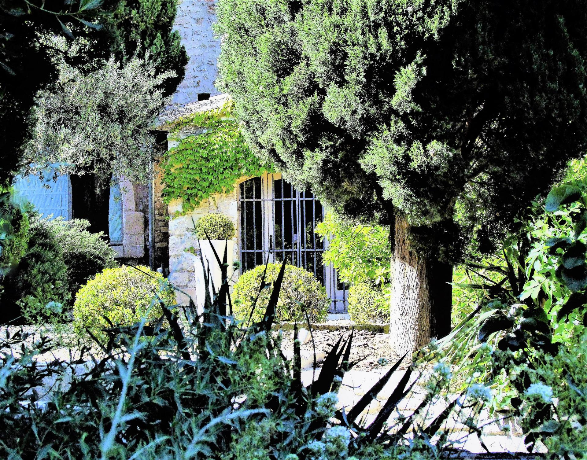 ENTRANCE TO A LUXURY VILLA RENTAL IN PROVENCE