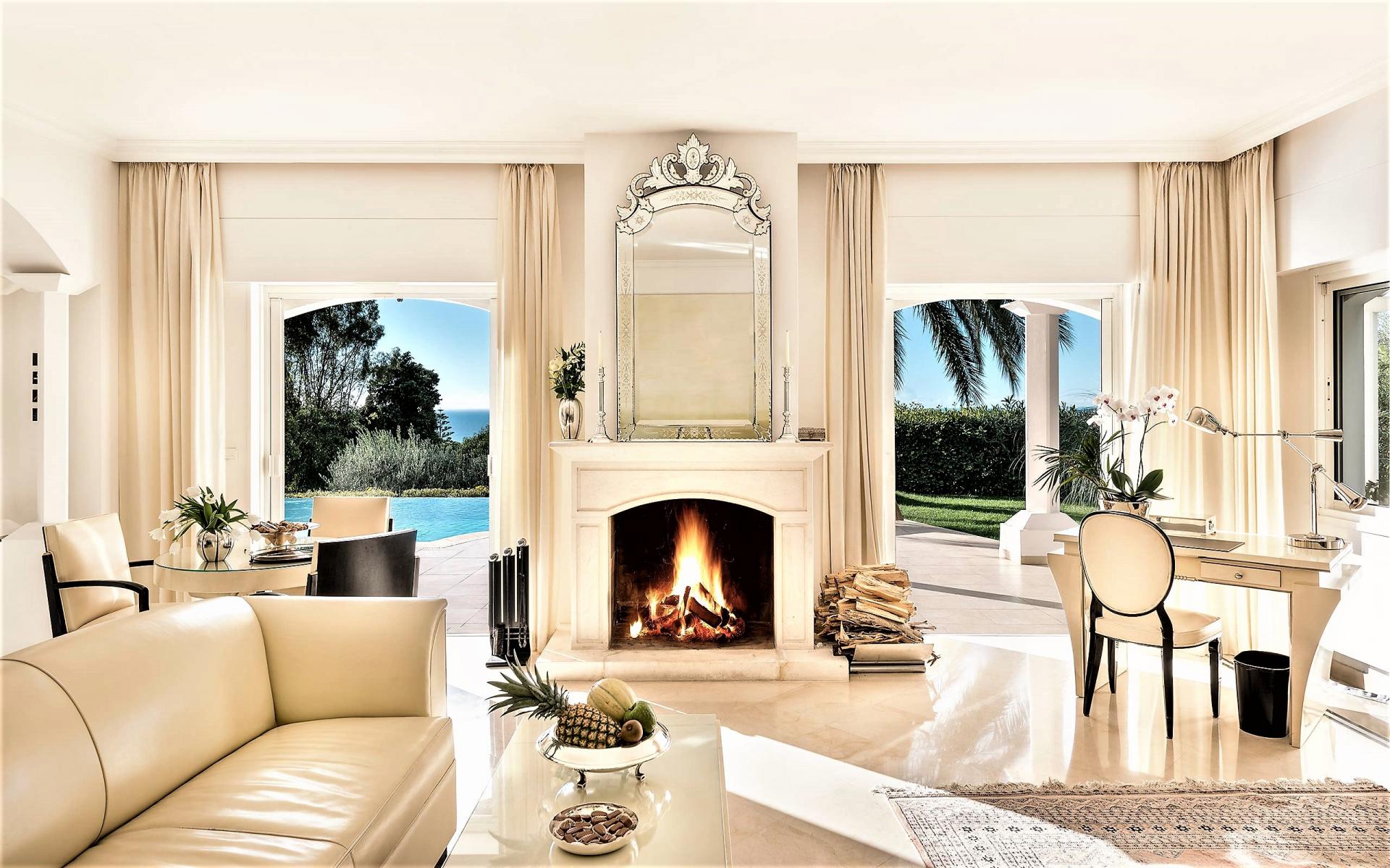 THE LIVING ROOM AND ITS FIREPLACE IN VILLA ROSE
