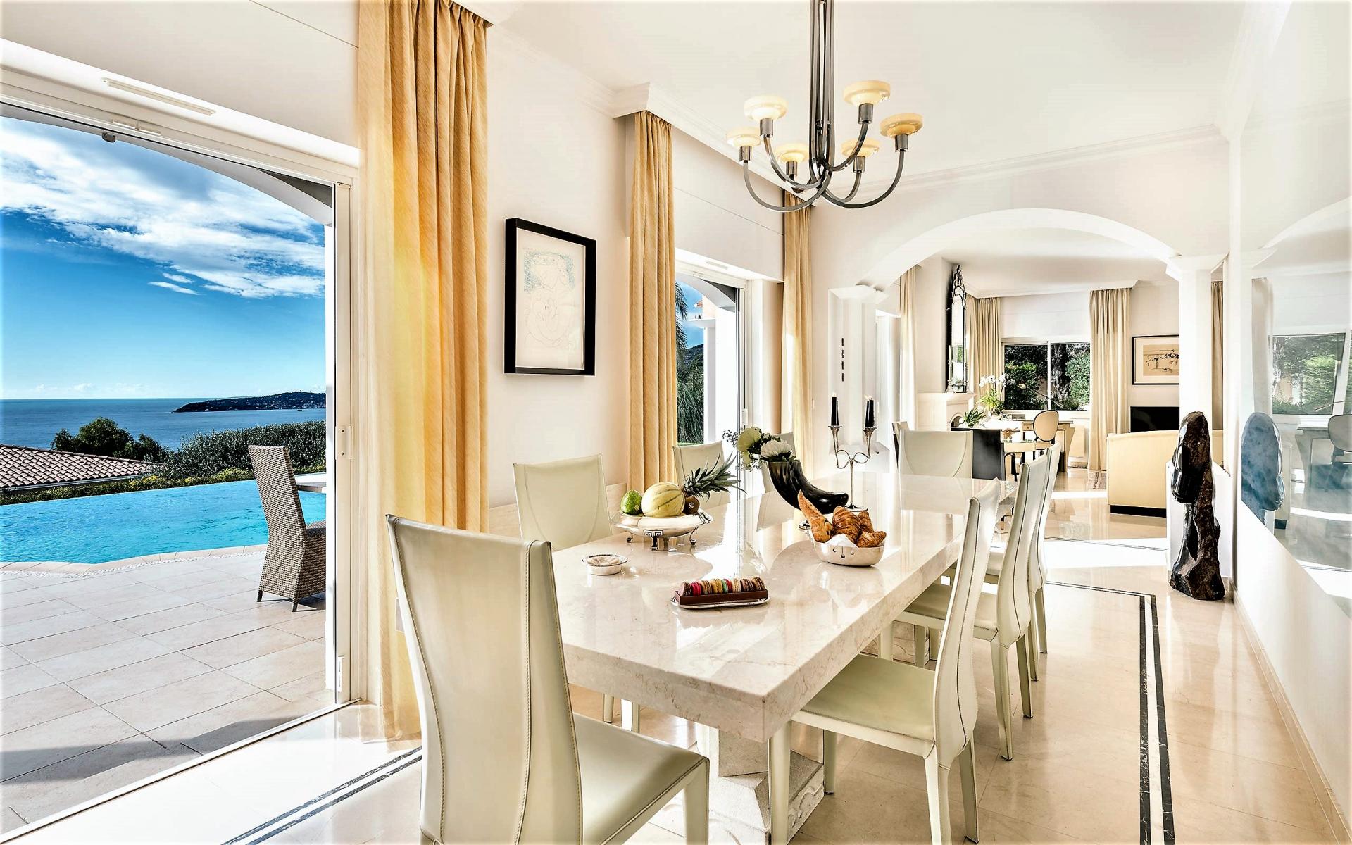 THE DINING ROOM AND ITS SEA VIEWS IN VILLA ROSE