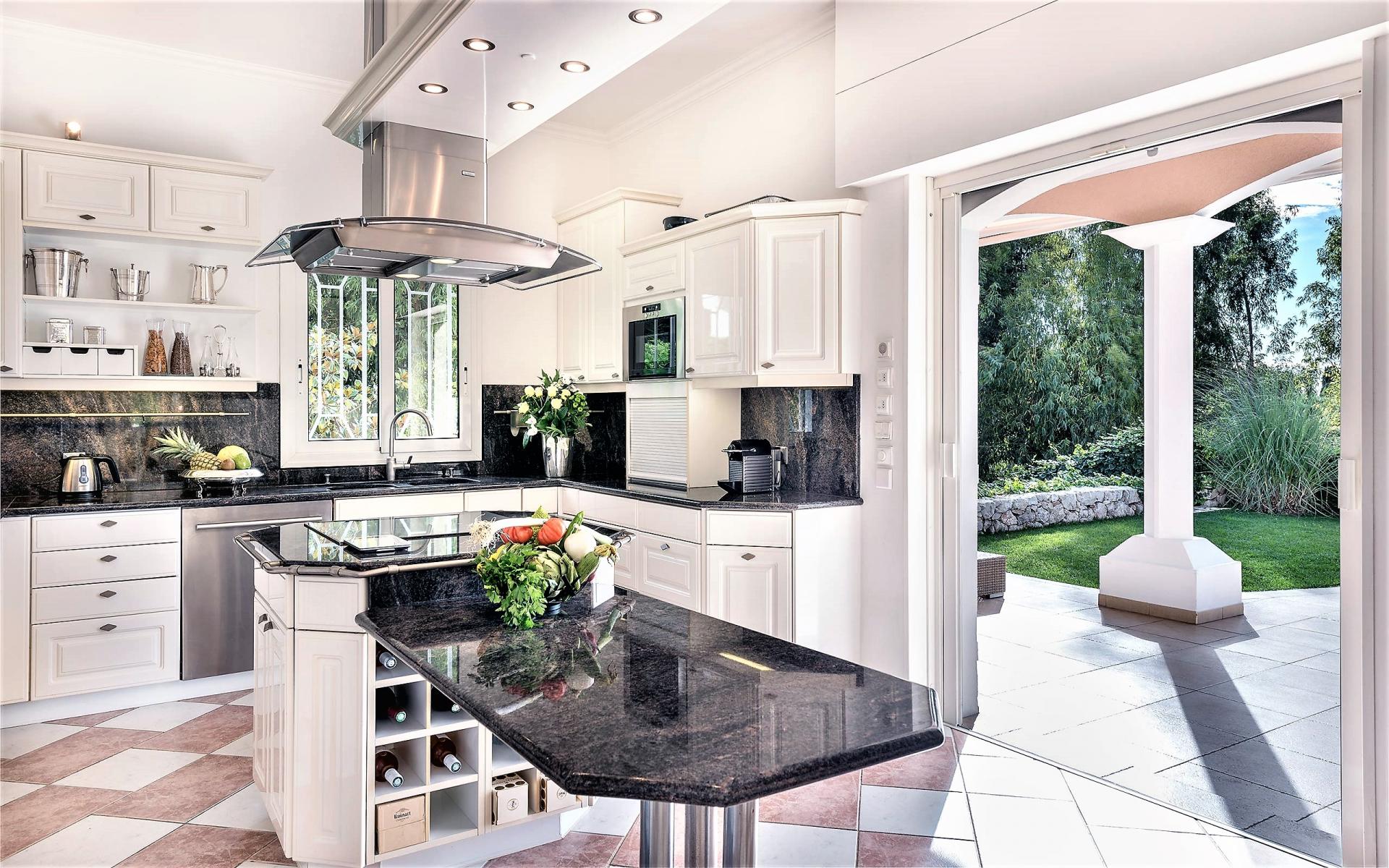 BEAUTIFUL KITCHEN WITH ALL APPLIANCES NEEDED