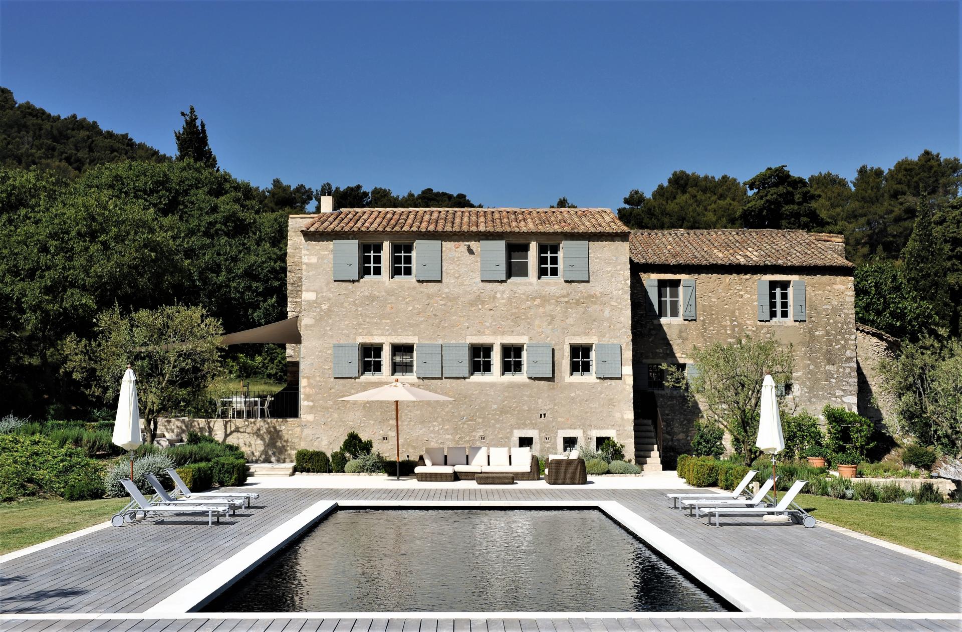 A LUXURY VILLA TO RENT IN PROVENCE