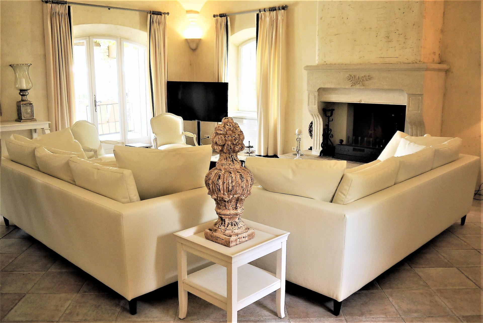 LA VILLA ANGELE HOLIDAY RENTAL IN LUBERON PROVENCE AND ITS LIVING ROOM