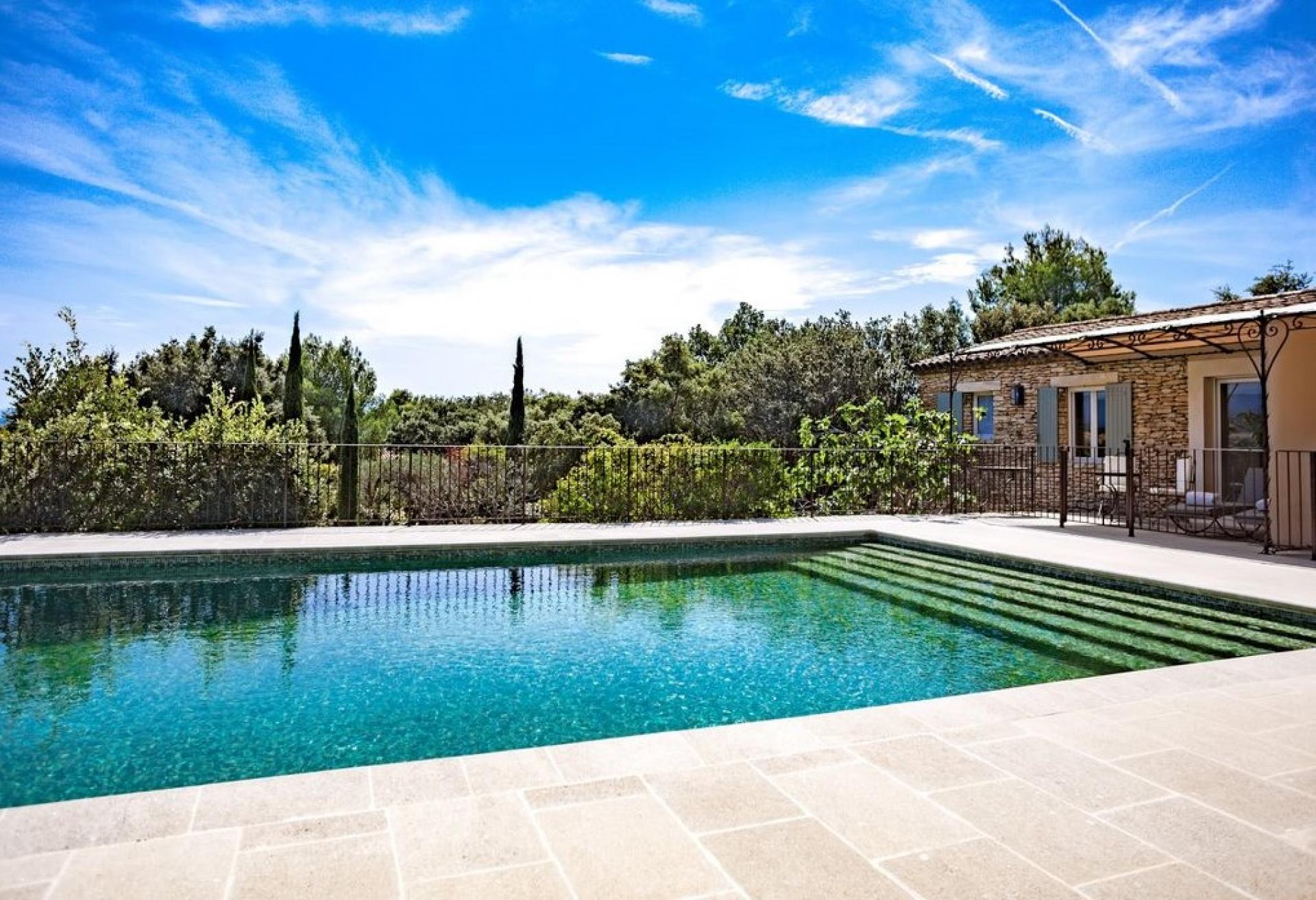 LA VILLA ANGELE HOLIDAY RENTAL IN LUBERON PROVENCE AND ITS SWIMMING POOL