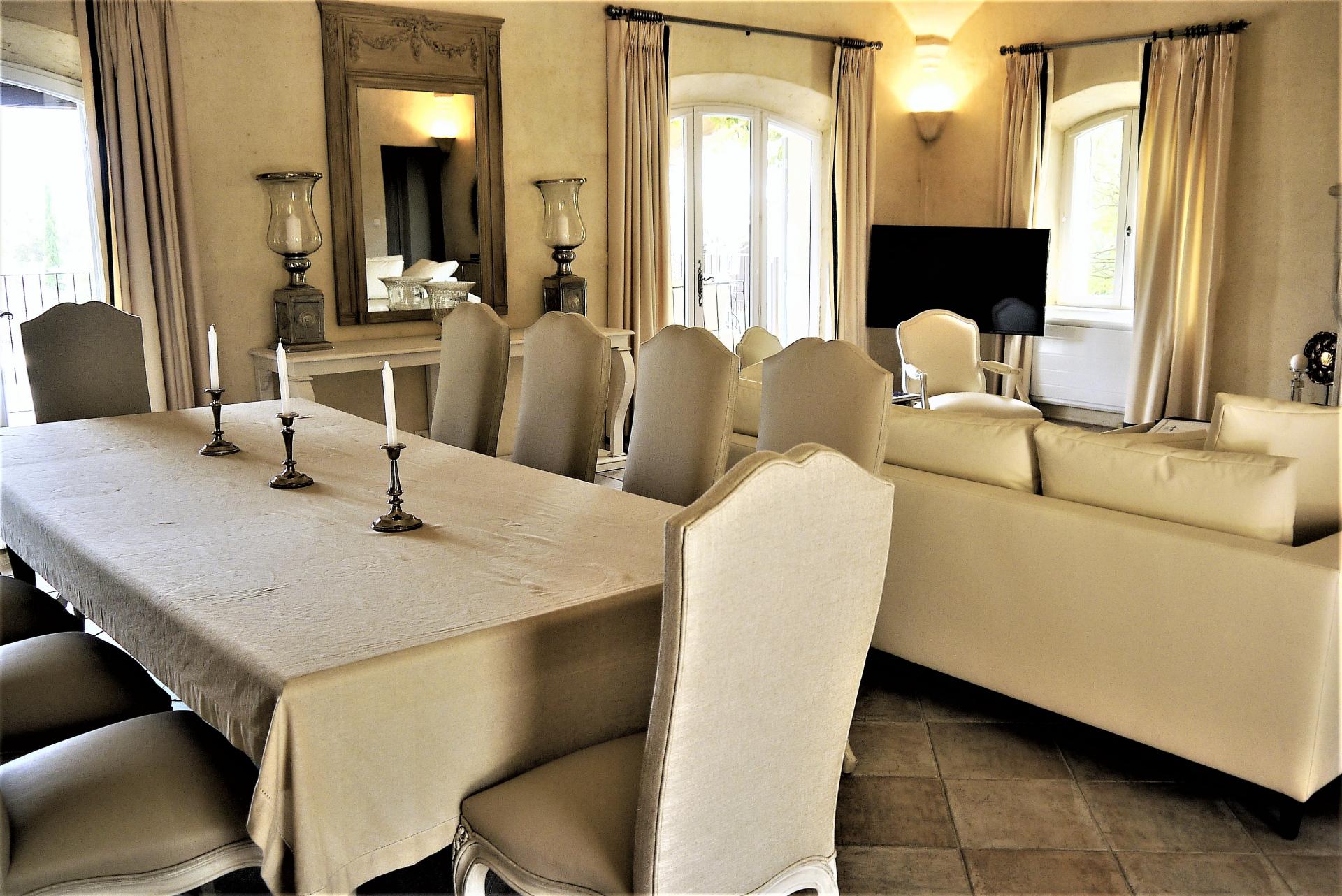 THE DINING ROOM IN LA VILLA ANGELE HOLIDAY RENTAL IN LUBERON PROVENCE