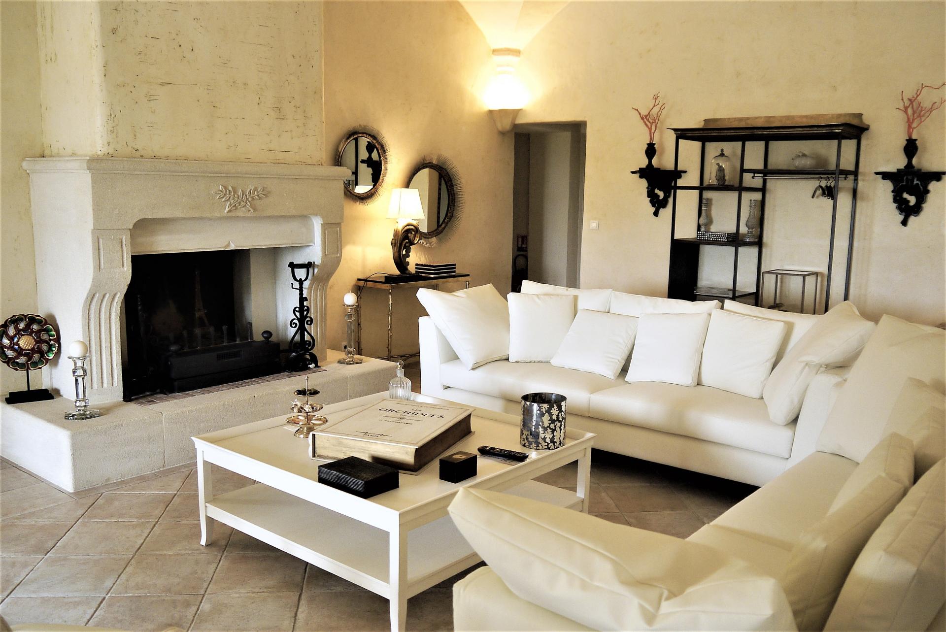 THE FIREPLACE CORNER IN LA VILLA ANGELE HOLIDAY RENTAL IN LUBERON PROVENCE