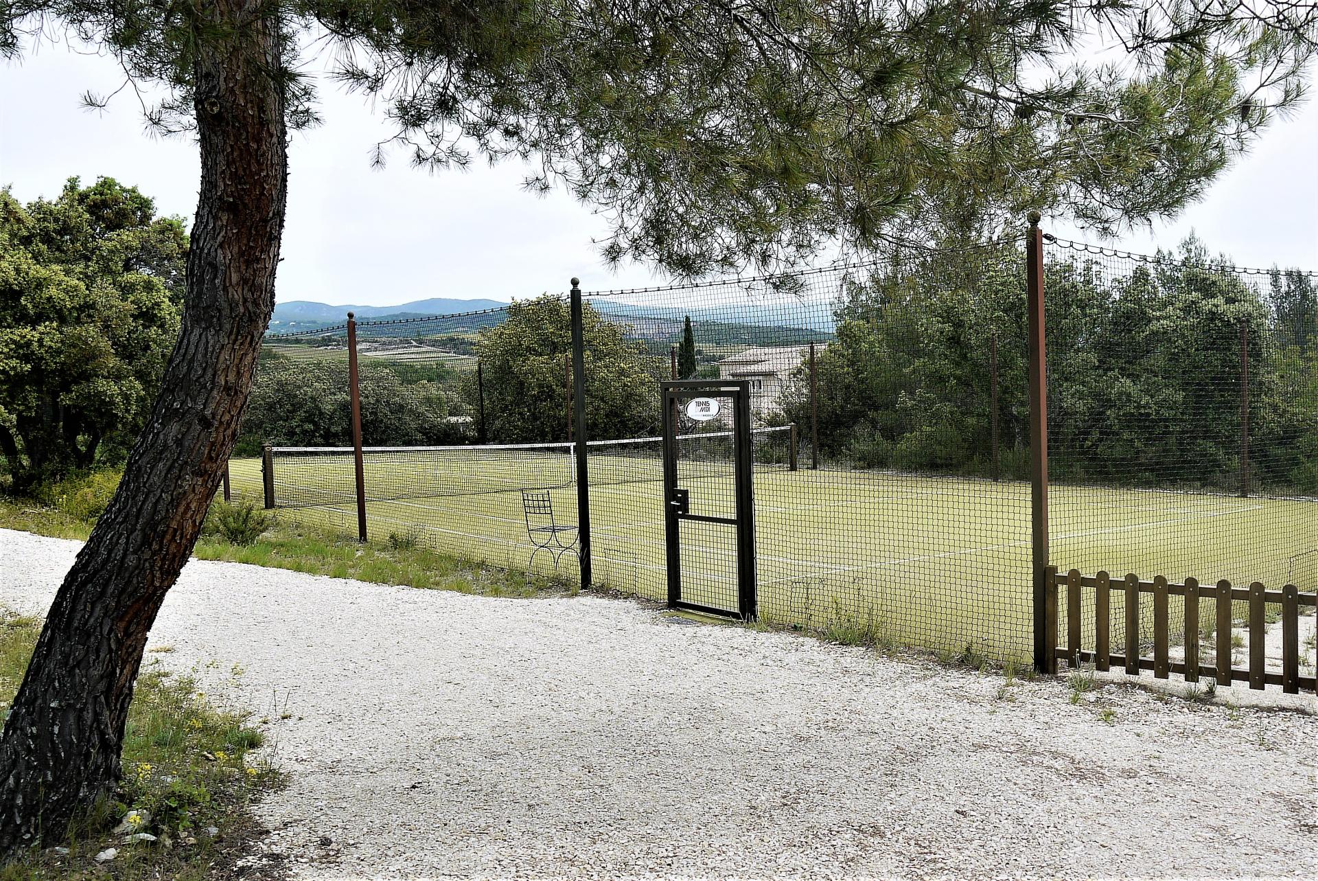 THE TENNIS COURT IN LA VILLA ANGELE HOLIDAY RENTAL IN LUBERON PROVENCE