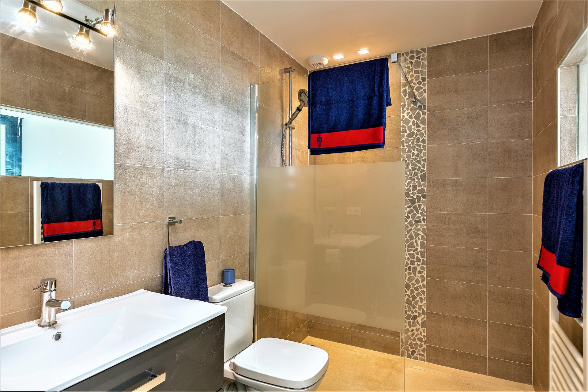 BATHROOM WITH WALKING SHOWER IN VILLA INFINITY HOLIDAY RENTAL IN EZE COTE D AZUR SOUTH OF FRANCE