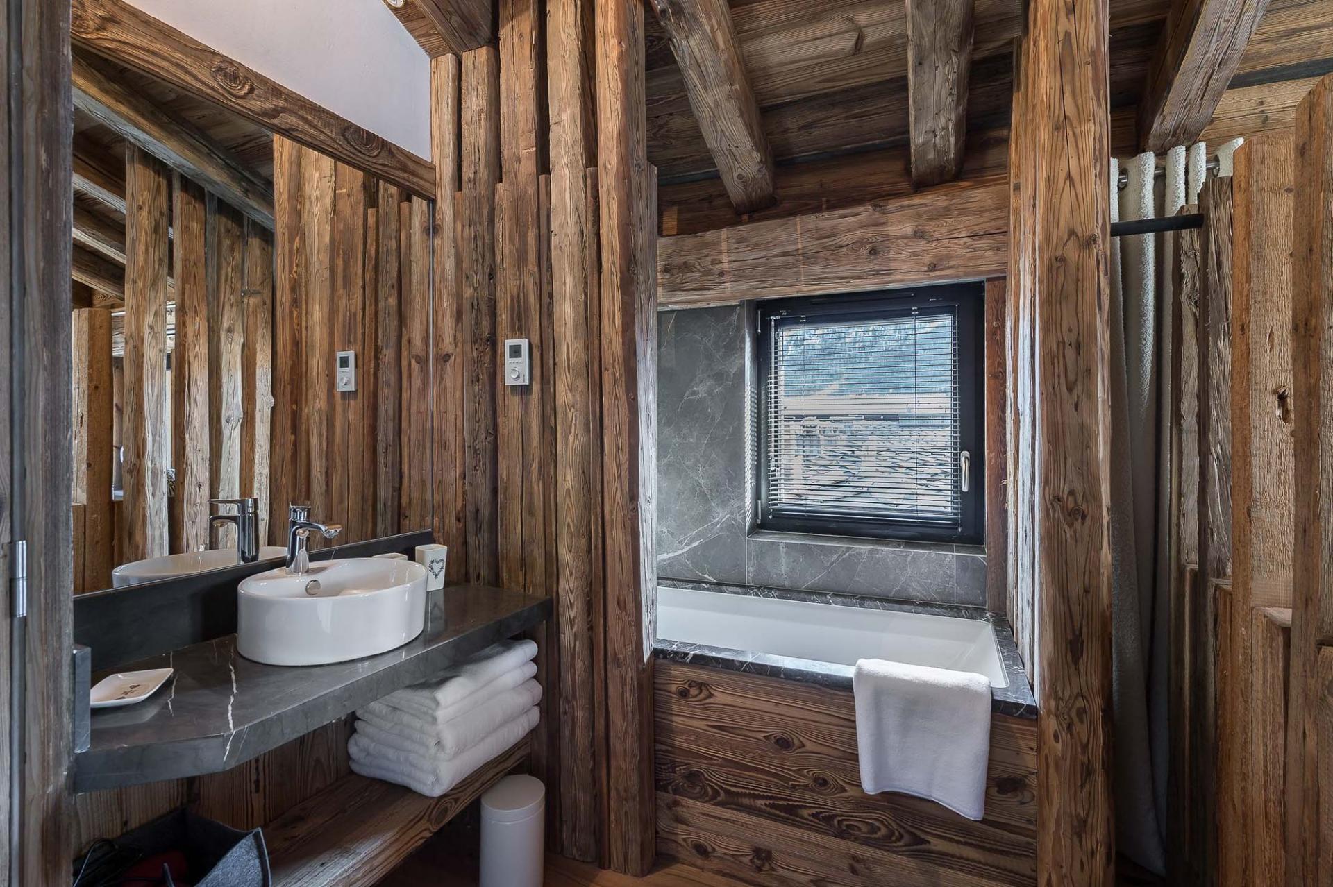 A BATHROOM IN THE PENTHOUSE APARTMENT