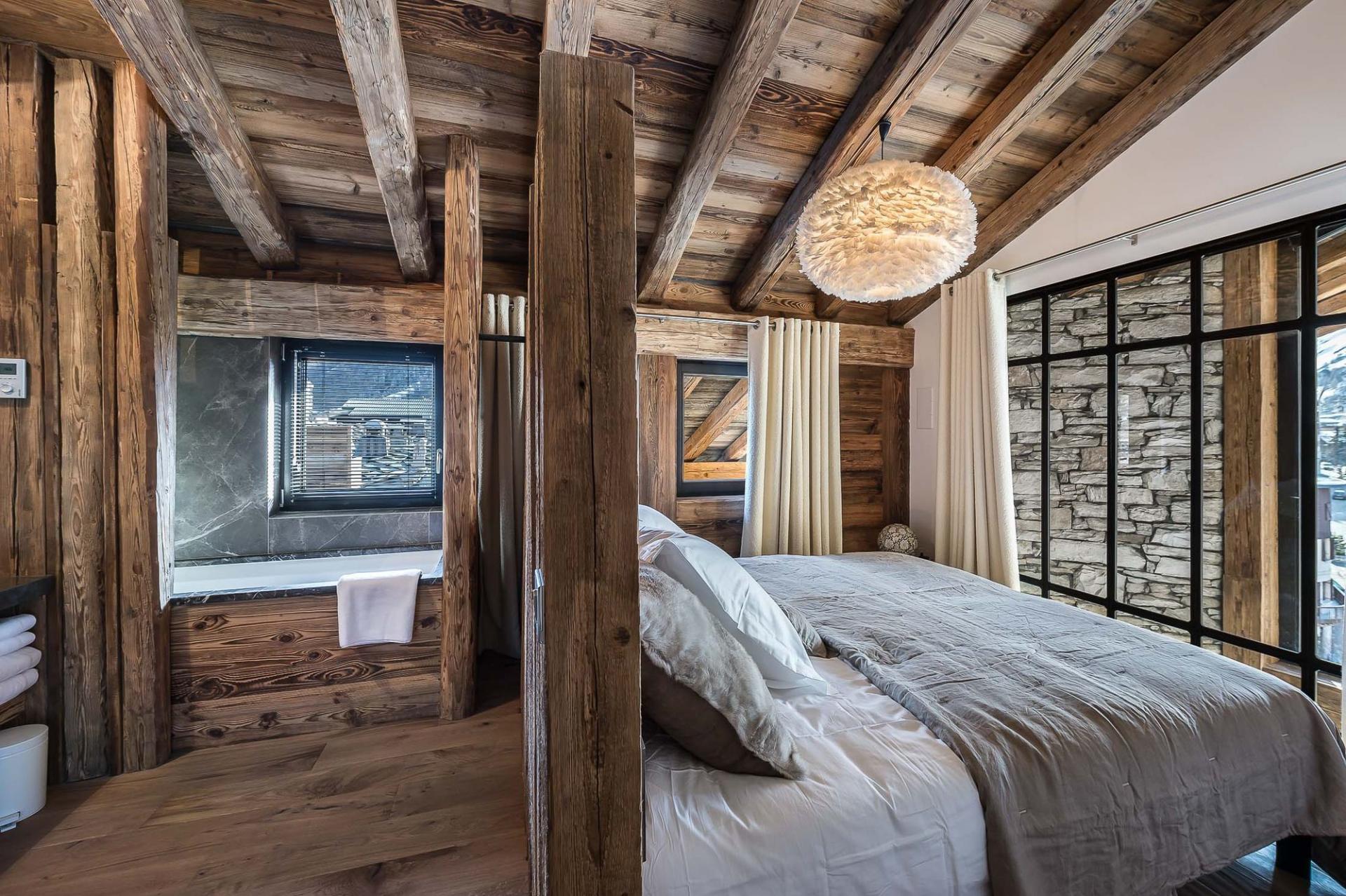 ONE OF THE BEDROOMS WITH VIEWS ON THE MOUNTAINS