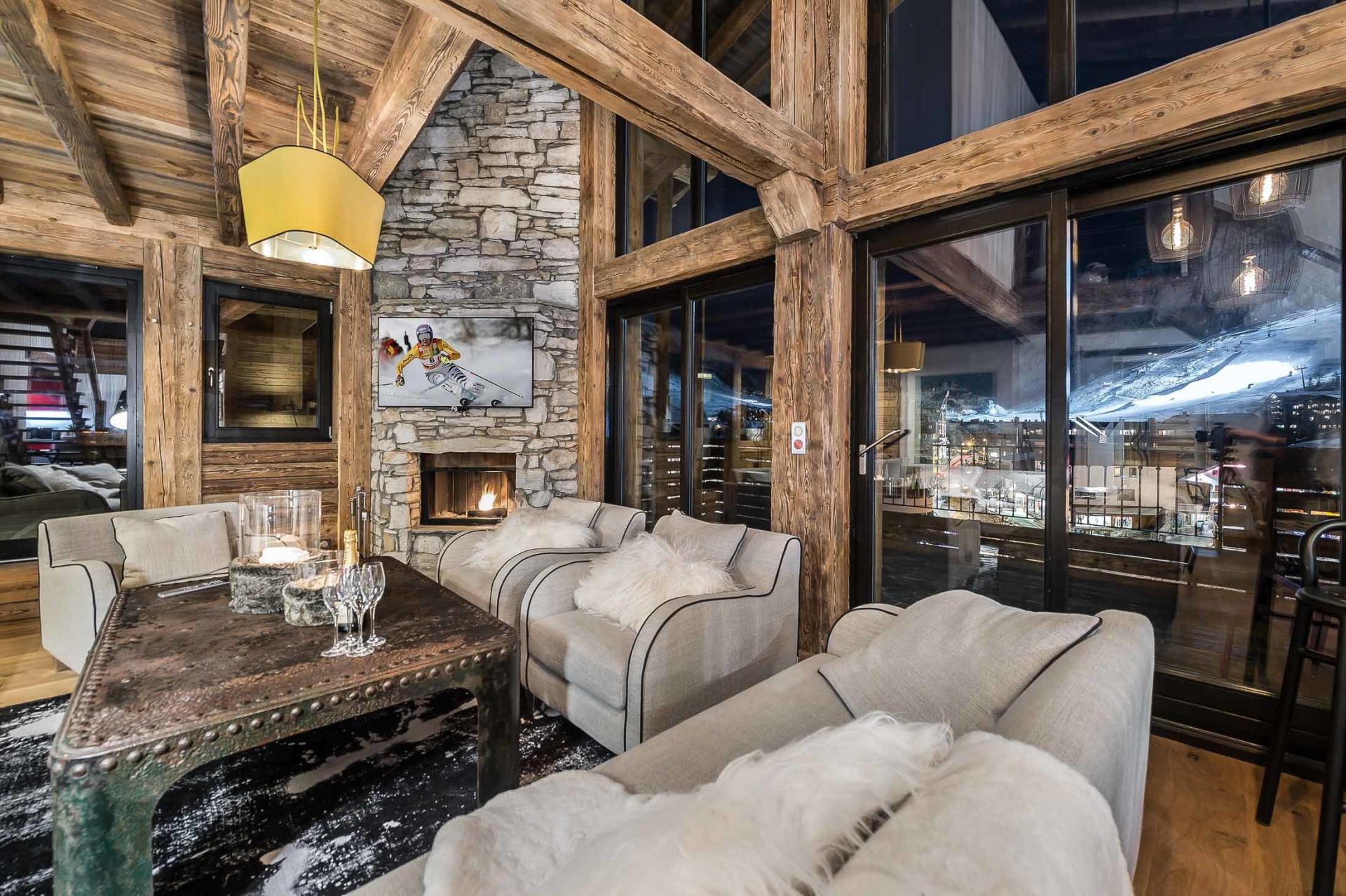 VIEWS ON THE MOUNTAINS BY NIGHT IN A BEAUTFIFUL APARTMENT IN THE ALPS