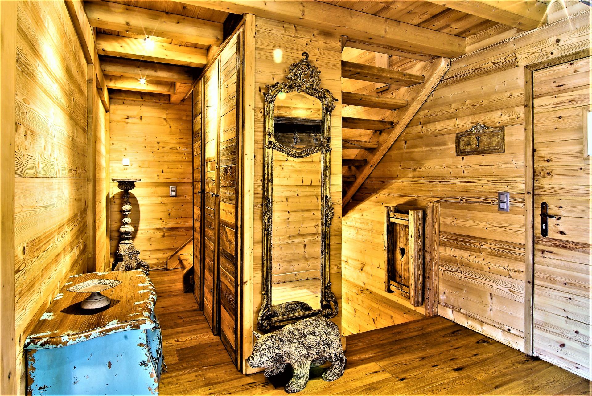 A WARM ENTRANCE FOR THIS BEAUTIFUL CHALET DES BOIS IN CHAMONIX MONT BLANC