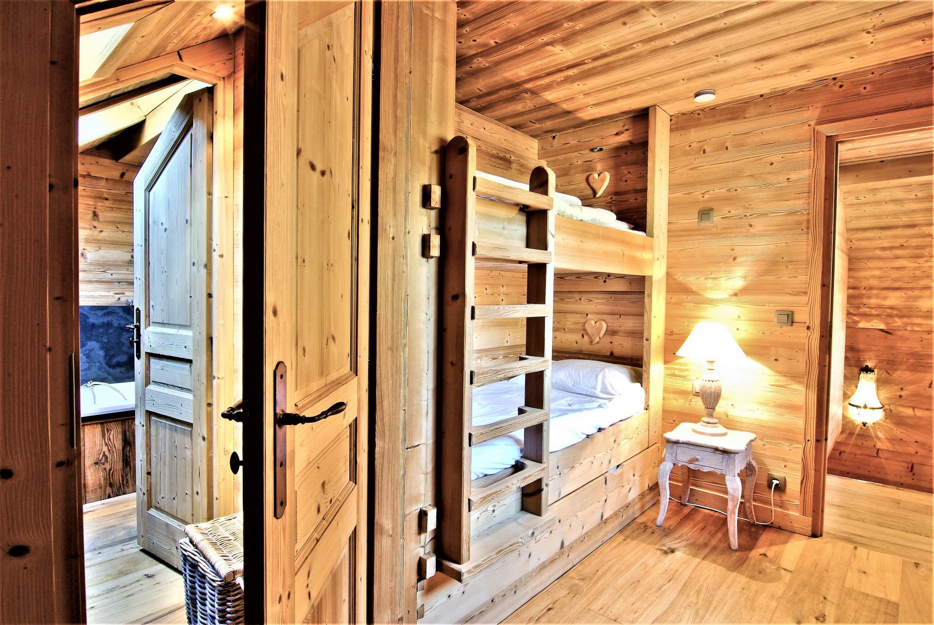 BUNK BEDS FOR CHILDREN WITH A SHARED BATHROOM