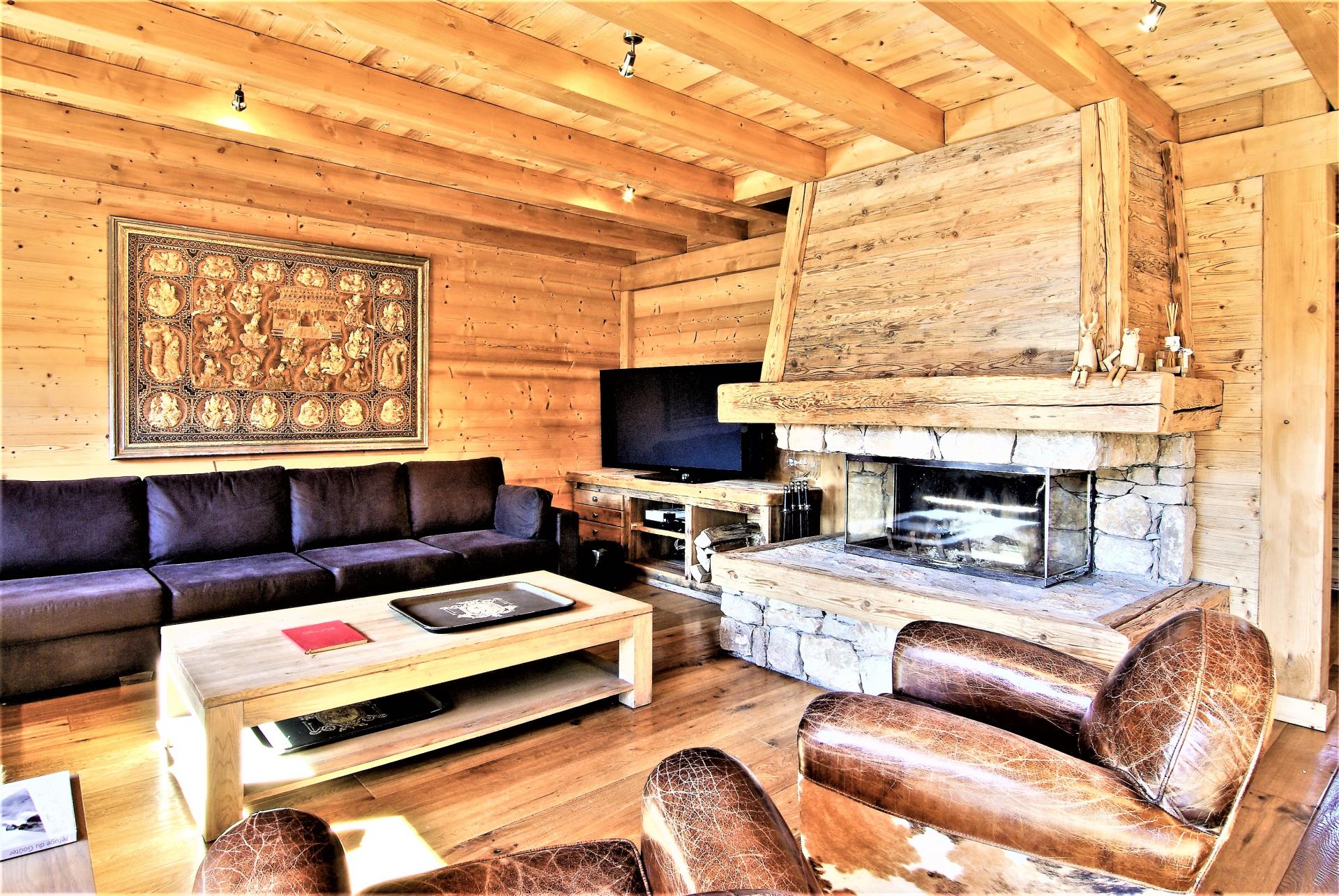 THE FIREPLACE AND COMFORTABLE SOFAS TO RELAX AFTER SKIING