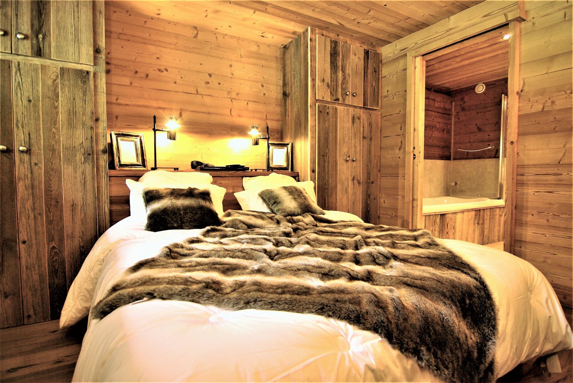 AN ENSUITE BEDROOM IN A HOLIDAY CHALET IN THE ALPS