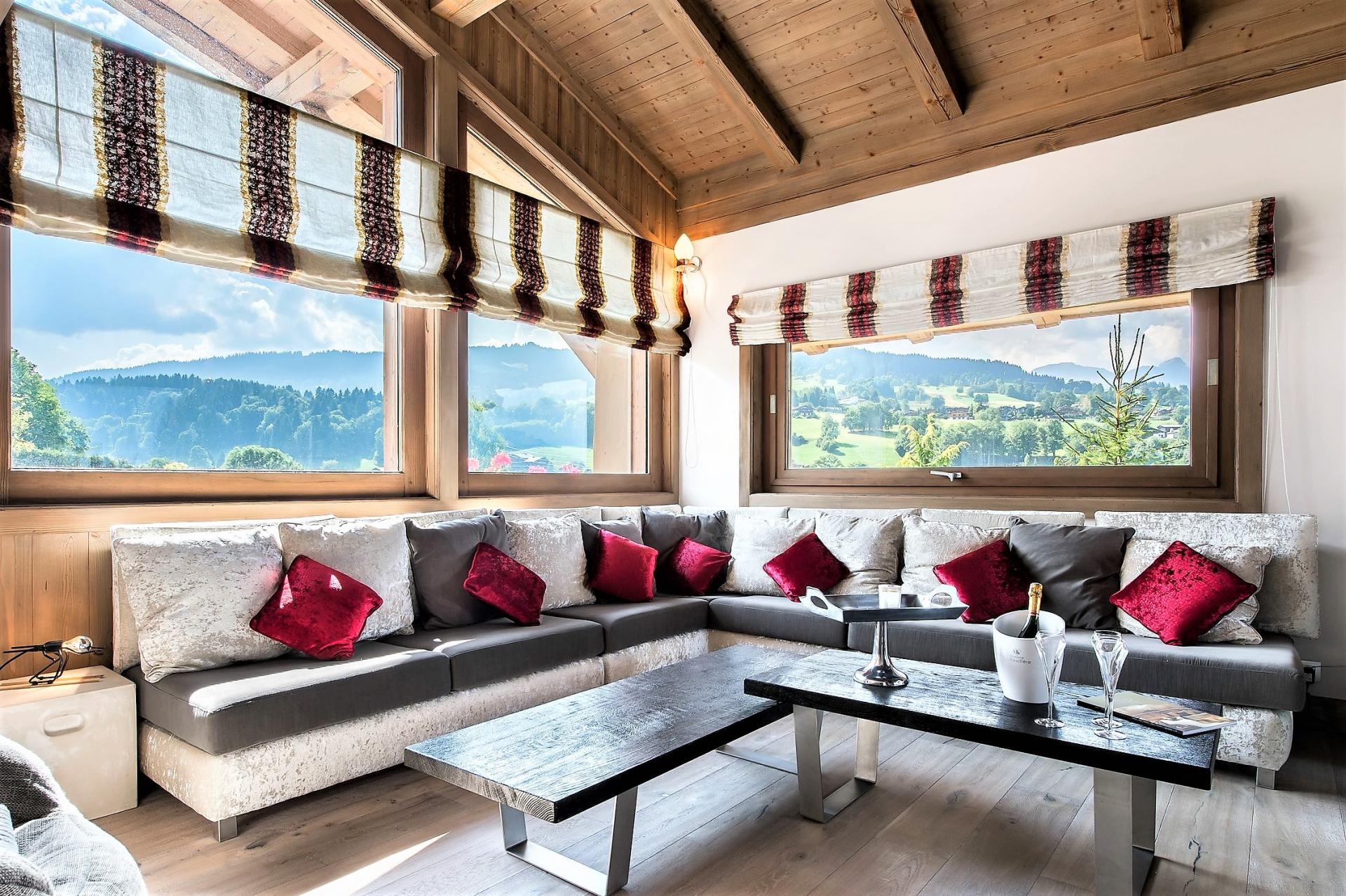 THE LOUNGE AND ITS BEAUTIFUL MOUNTAINS VIEWS IN A CHALET IN FRENCH ALPS
