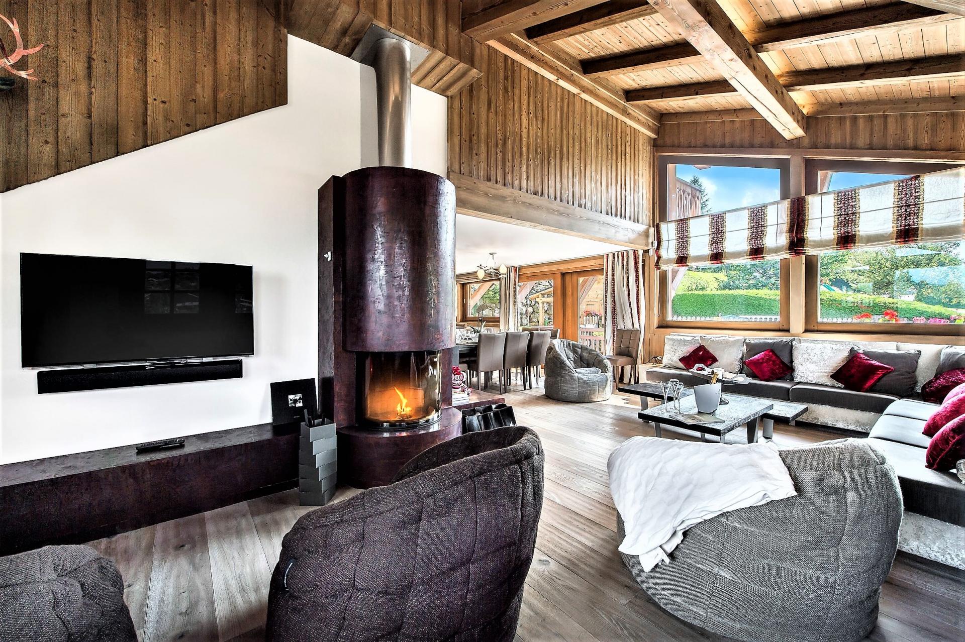 TV CORNER WITH THE FIREPLACE IN CHALET DES ARAVIS