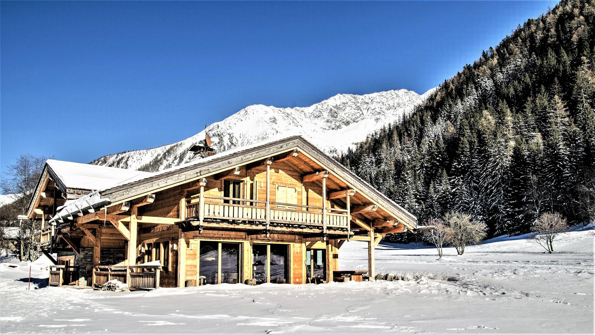 IN THE VALLEY OF CHAMONIX, A NICE SKI HOLIDAY CHALET