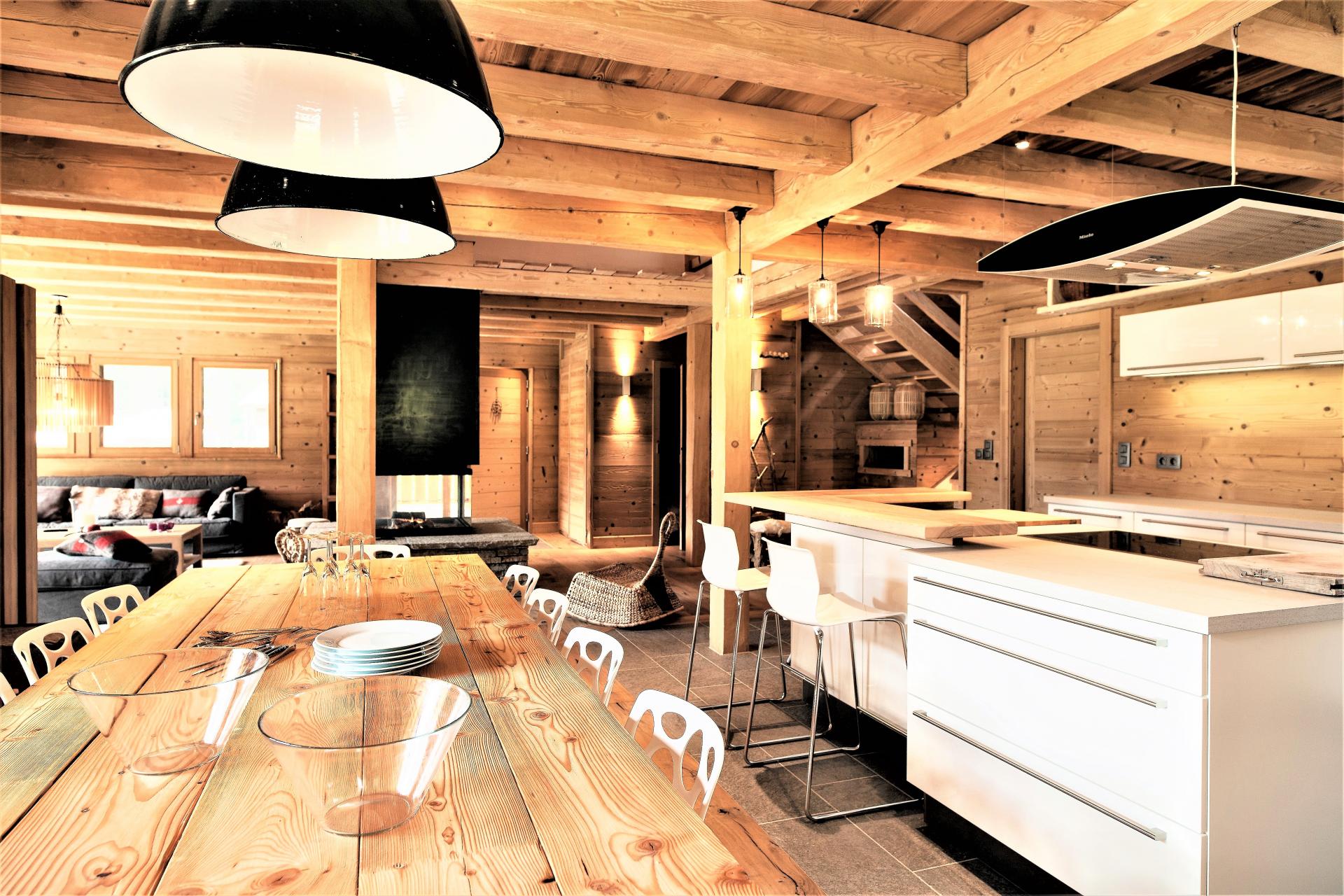THE KITCHEN AND ITS DINING AREA IN A CHALET RENTAL IN CHAMONIX