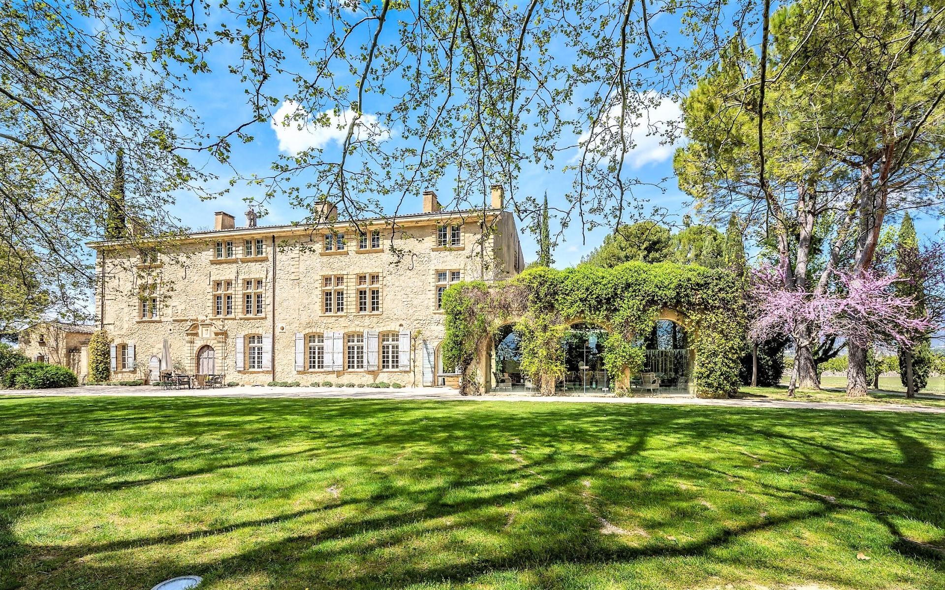 UN CHATEAU EN PROVENCE